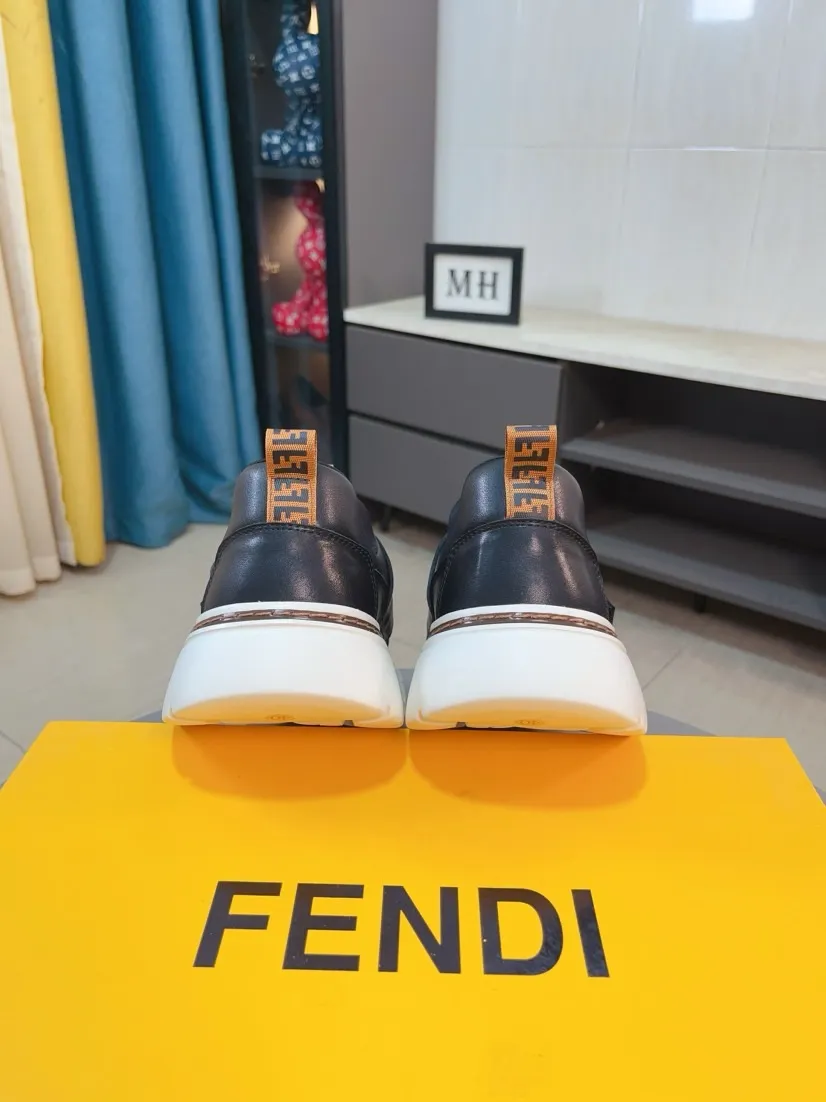 Men's shoes 💰400🌹🌹[FENDI] Fendi's classic and comfortable men's shoes, this complex sneaker is made of soft calfskin➕genuine leather lining➕original ultra-light rubber material with rough outsole. This unique light style is suitable for the casual and refined sensibility of this season. It is comfortable and natural on the feet. It is an everyday style for casual travel in autumn and winter! 38/44